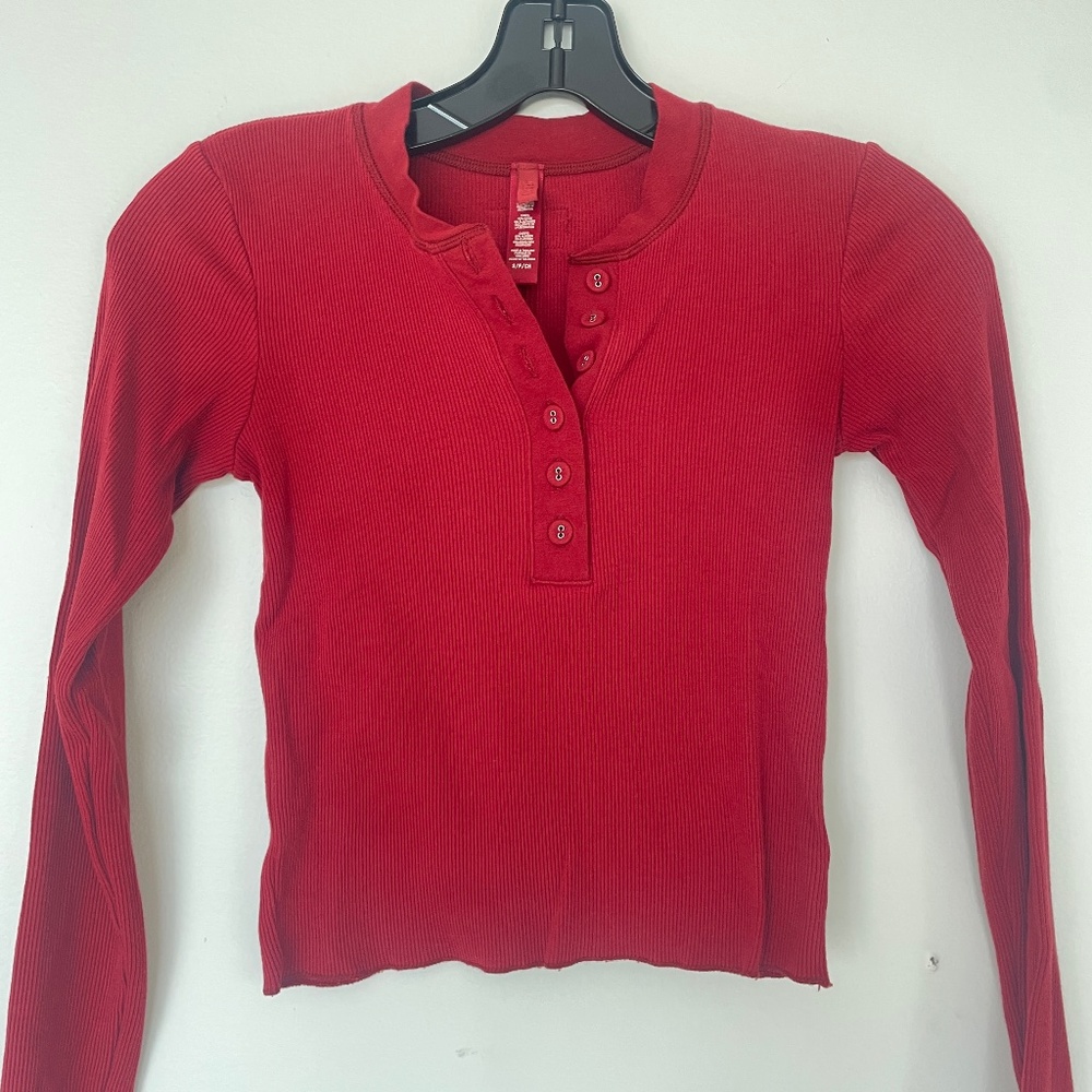 Skims long sleeve cropped Henley. Small Cranberry Red